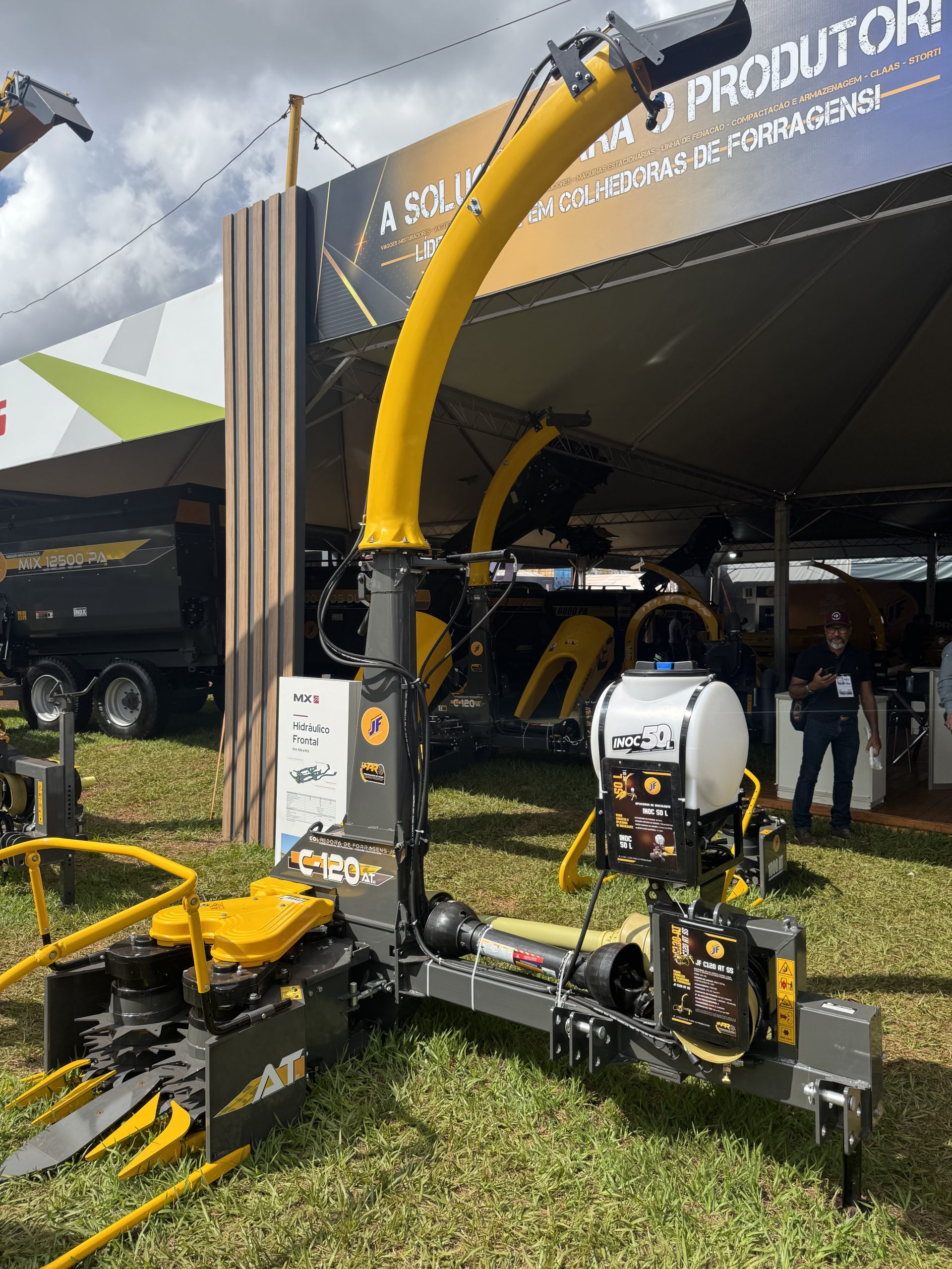 Colhedora de Forragens JF C120 AT S5 - Almeida Agrícola